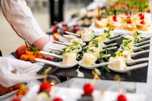 Chef,Arranging,Gourmet,Appetizers,On,Platters.,The,Chefs,Hands,Are