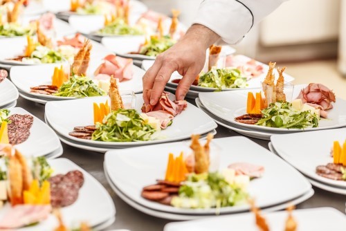 Chef,In,Restaurant,Kitchen,Preparing,Appetizer,Plates